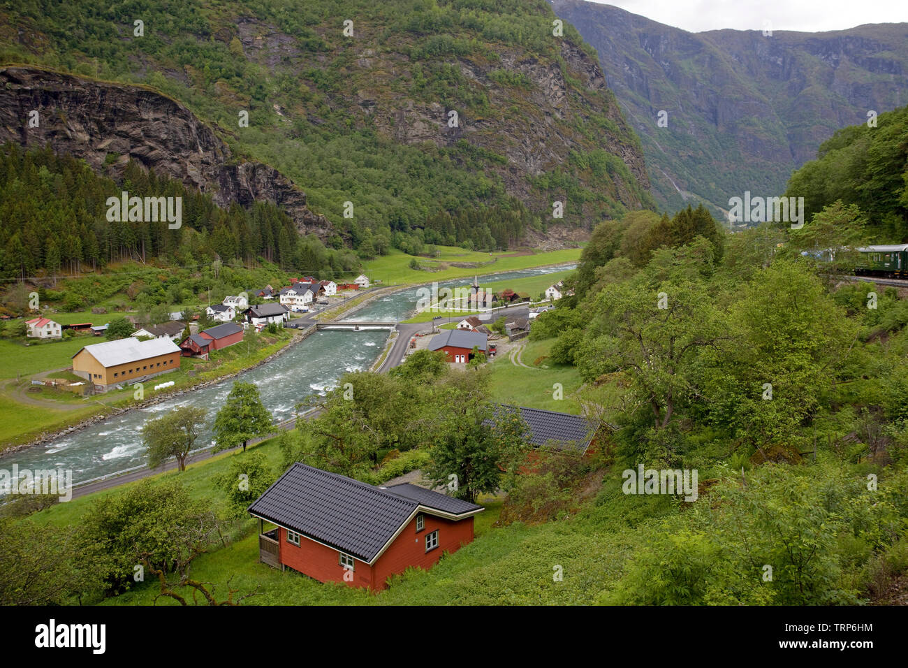 Blick auf das Dorf mit flam Kirche in flamsdalen Tal, Norwegen Stockfoto