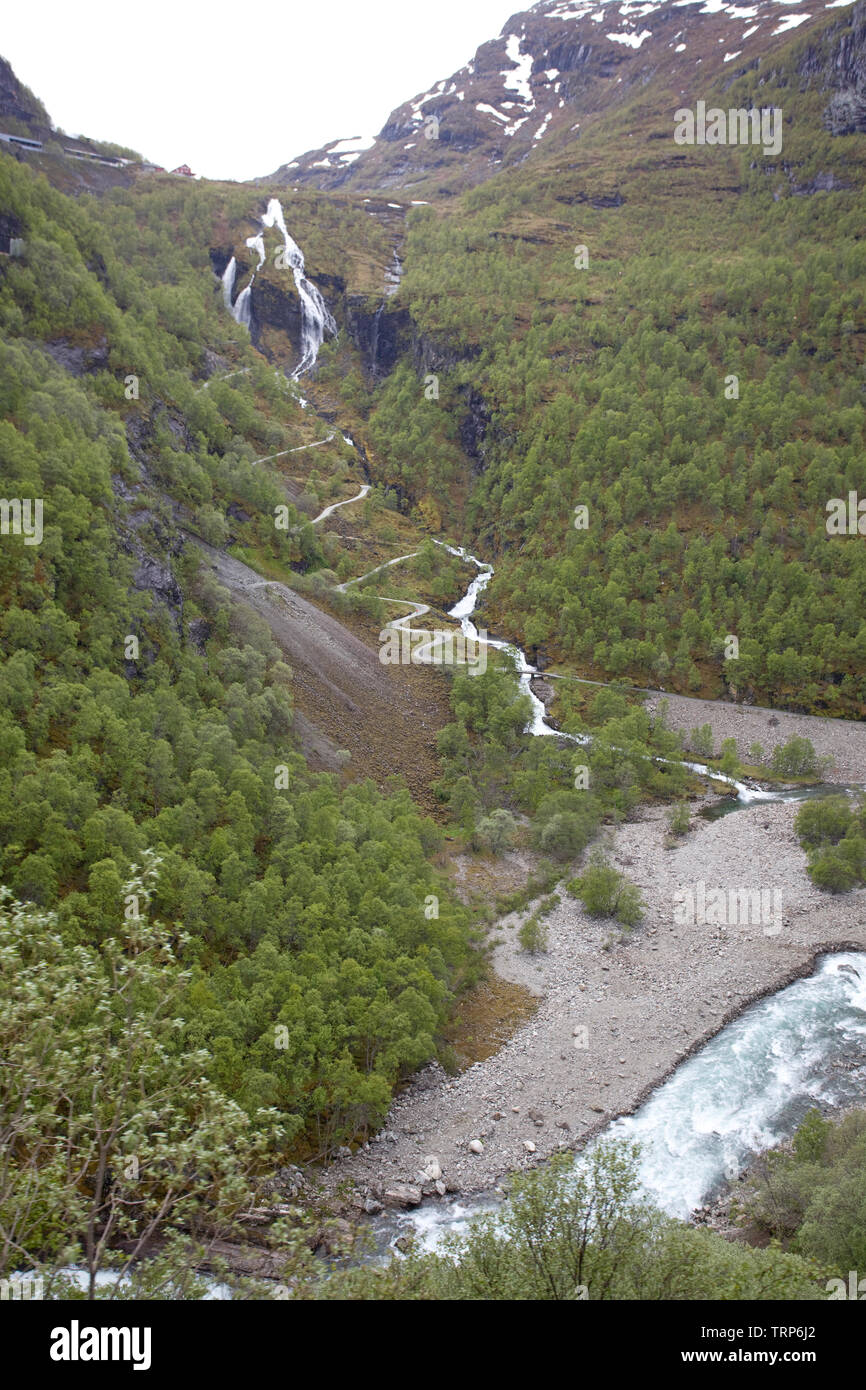 Steile kurvenreiche Straße neben einem Wasserfall in der Flamsdalen Tal, Flam, Norwegen Stockfoto