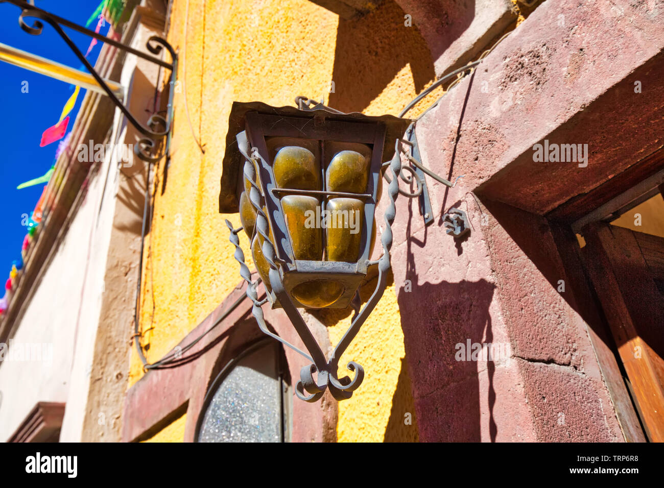 Mexiko, farbenfrohe Gebäude und Straßen von San Miguel de Allende im historischen Stadtzentrum Stockfoto