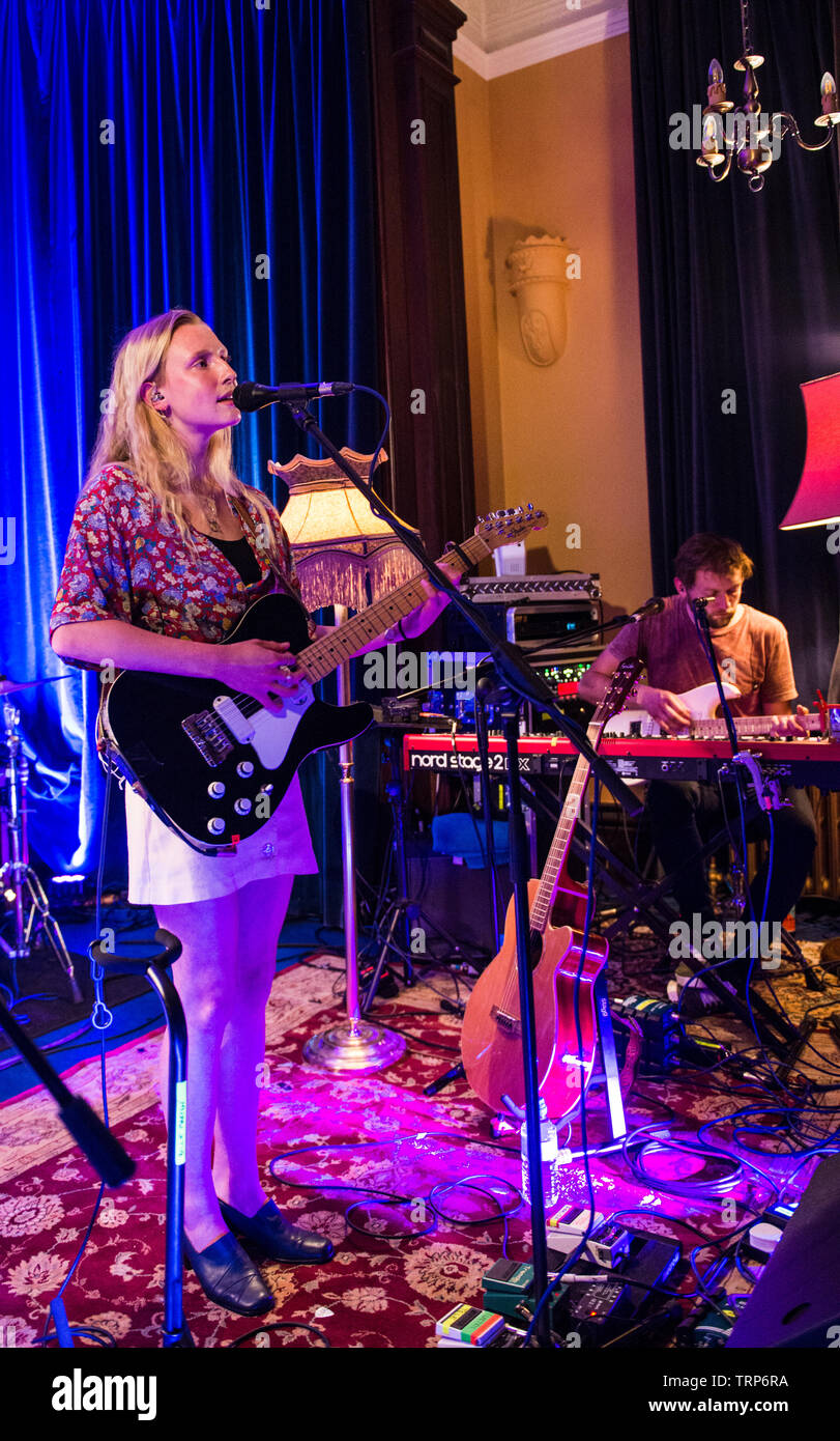 Neues Phänomen folk singer Billie Marder, Durchführung einer intimen homecoming live Konzert mit ihrer Band im Club in Harrogate, North Yorkshire, England, Großbritannien Stockfoto