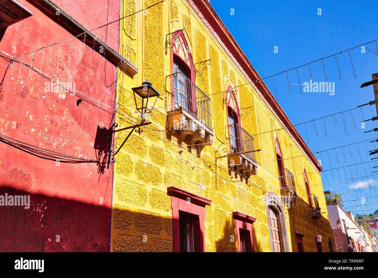 Mexiko, farbenfrohe Gebäude und Straßen von San Miguel de Allende im historischen Stadtzentrum Stockfoto