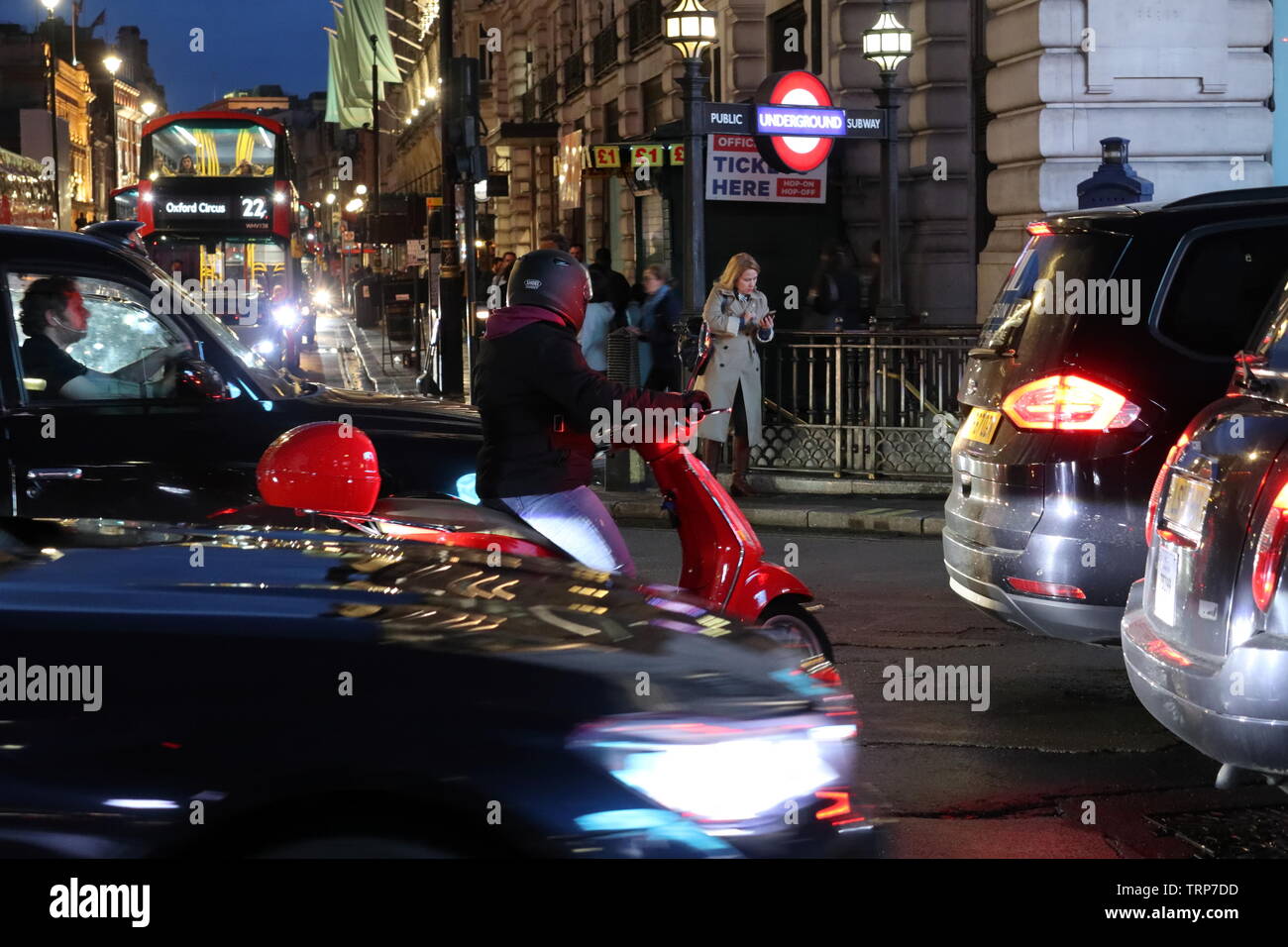 Roller rider schlängelt sich durch taffic bei Nacht, Piccadilly, London, England, Großbritannien Stockfoto