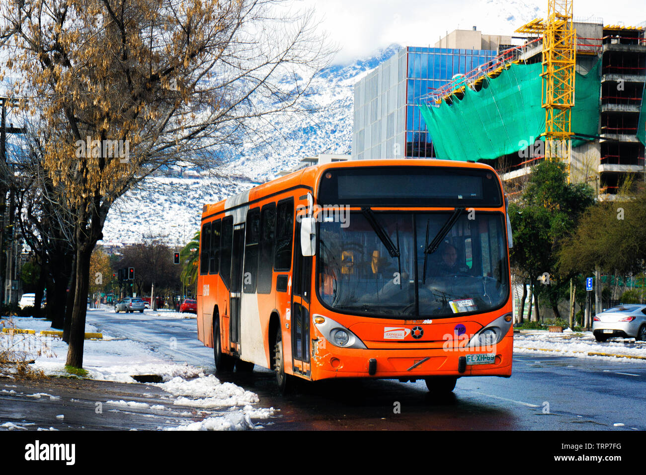 SANTIAGO, CHILE - 15. JULI 2017: transantiago Bus auf der Route, nach einem Verschneiten morgen auf Santiago Stockfoto