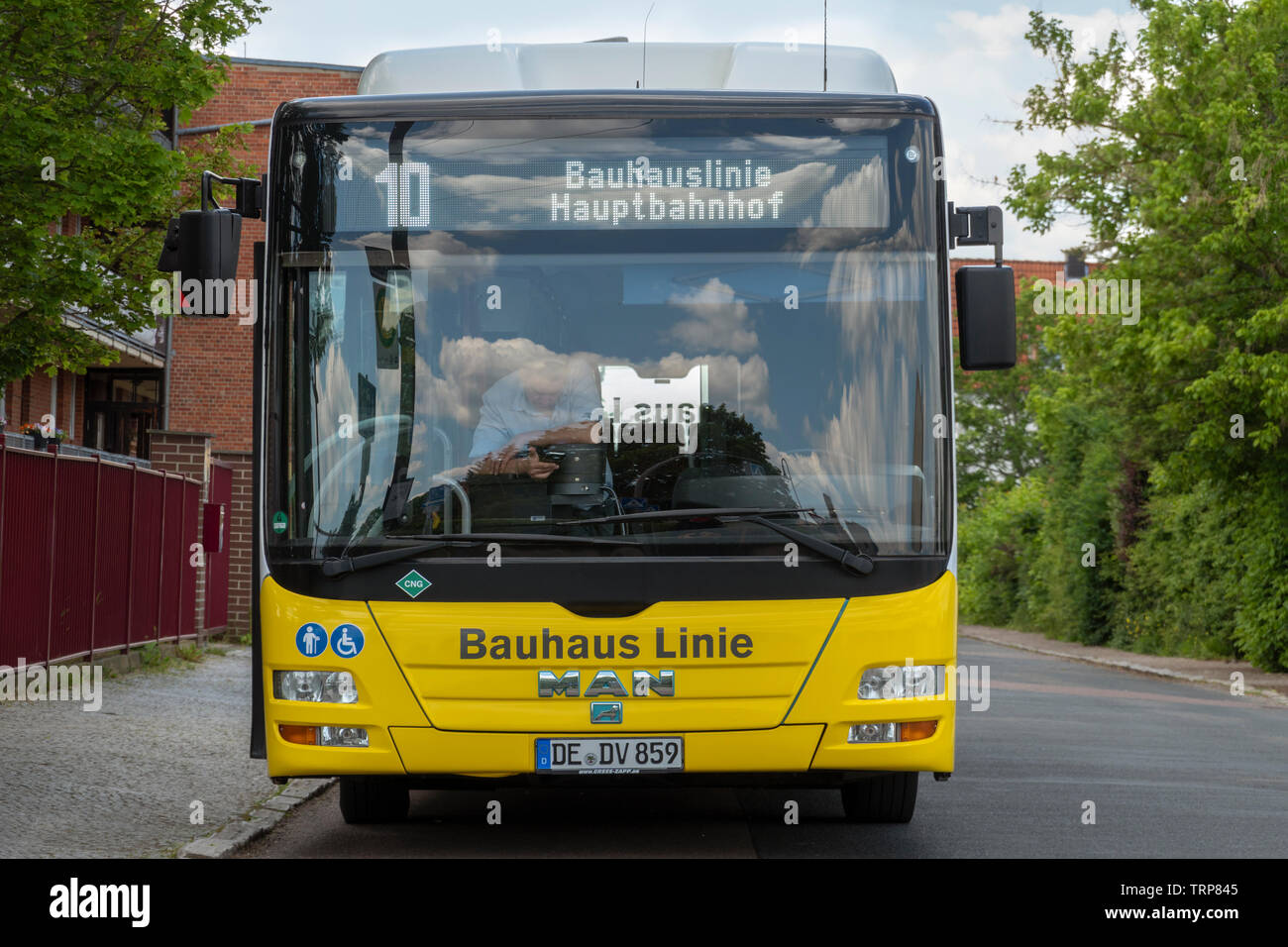 Bauhaus Dessau Bus für alle Bauhausbauten wartet vor der Laubenganghäuser in Dessau Siedlung Törten. Bauhaus Buslinie Bauhauslinie Bauhaus Linie. Stockfoto