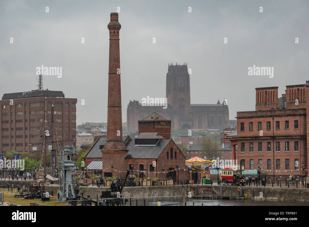 Misty Tag, Liverpool Anglikanische Kathedrale, dem Albert Dock, das Pumpenhaus, Liverpool, England Stockfoto
