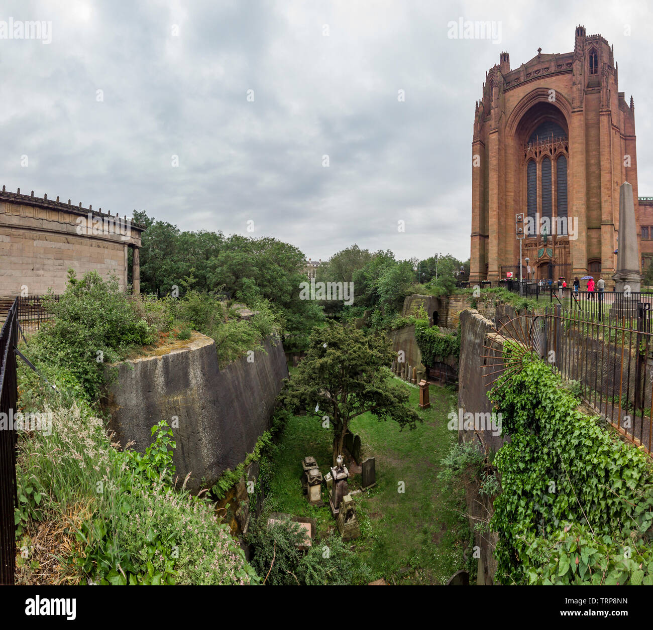 St James Friedhof, Liverpool Cathedral, St. James, Liverpool, England war der Friedhof früher ein Steinbruch. Stockfoto