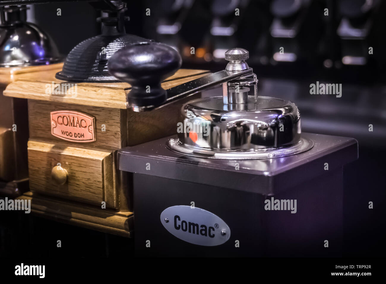 Manuelle Kaffeemühle auf dem Display zum Verkauf. Stockfoto