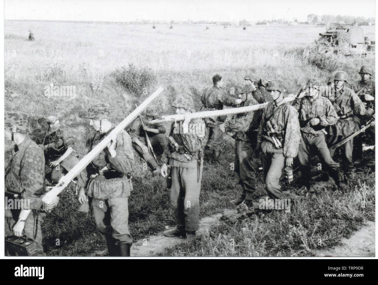 Lah Männer in der Tarnung Kittel bis vorne bewegen Stockfoto