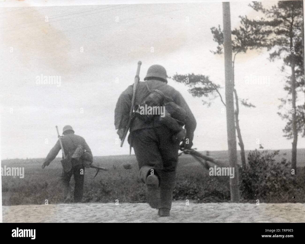 Deutsche Soldaten rush über eine Straße während der Operation Barbarossa 1941 Stockfoto