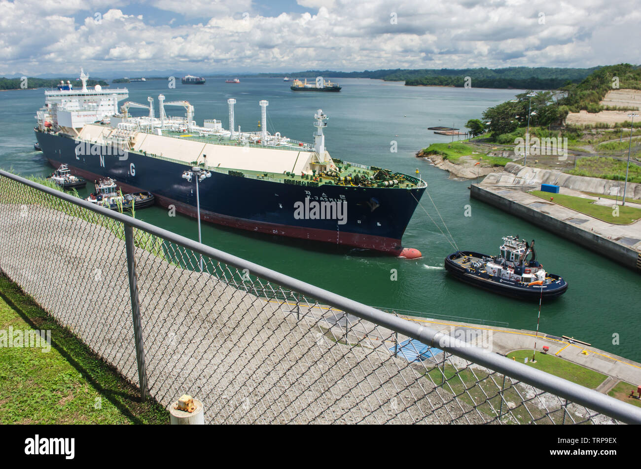 LNG-Tanker im Transit durch die erweiterte Panama Canal Stockfoto
