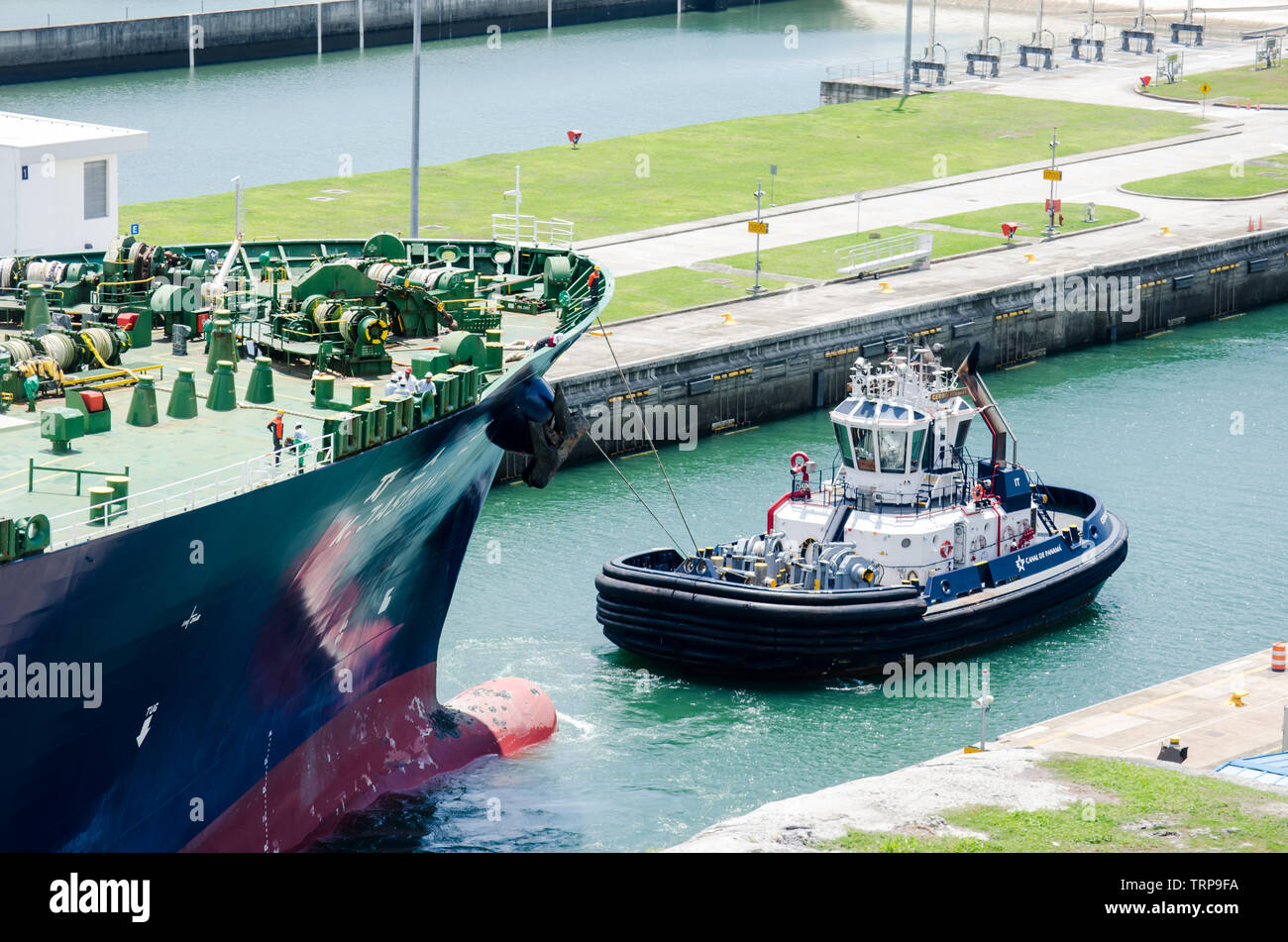 LNG-Tanker im Transit durch die erweiterte Panama Canal Stockfoto
