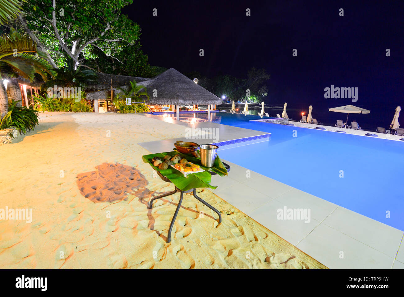 Tabelle vorbereitet durch den Pool für die Verkostung Kava Zeremonie an ist das Breakas Resort, Port Vila, Vanuatu, Melanesien Stockfoto