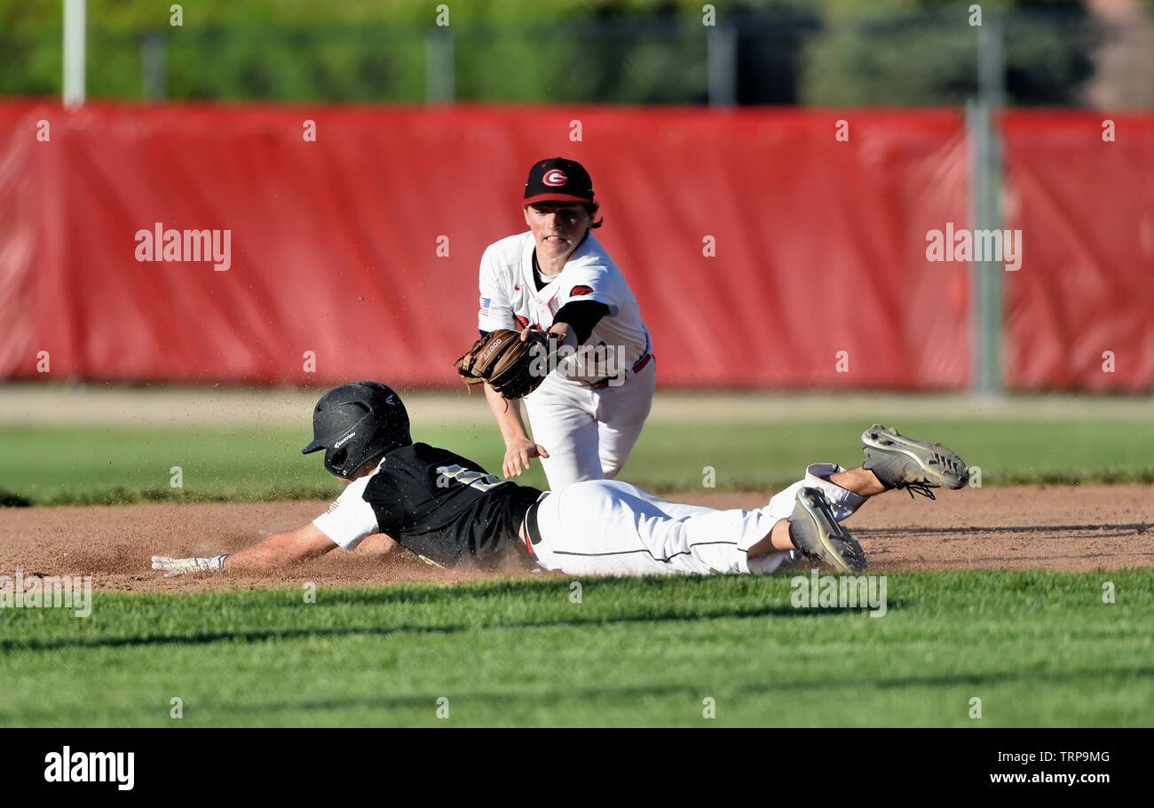 Teig einschieben sicher an der zweiten Base mit einem doppelten vor einem Tag von der gegnerischen shortstop. USA. Stockfoto