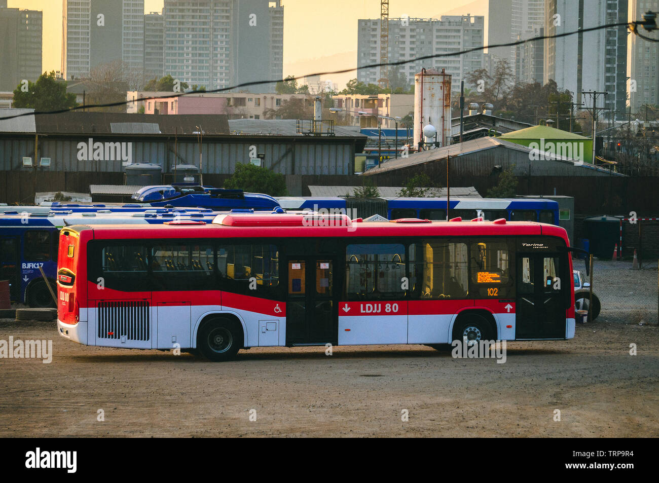 Eine der neue Busse für die 'rote Metropolitana de öffentliche Transporte, Transport System auf dem Depot, wartet seine Reise zu beginnen. Stockfoto