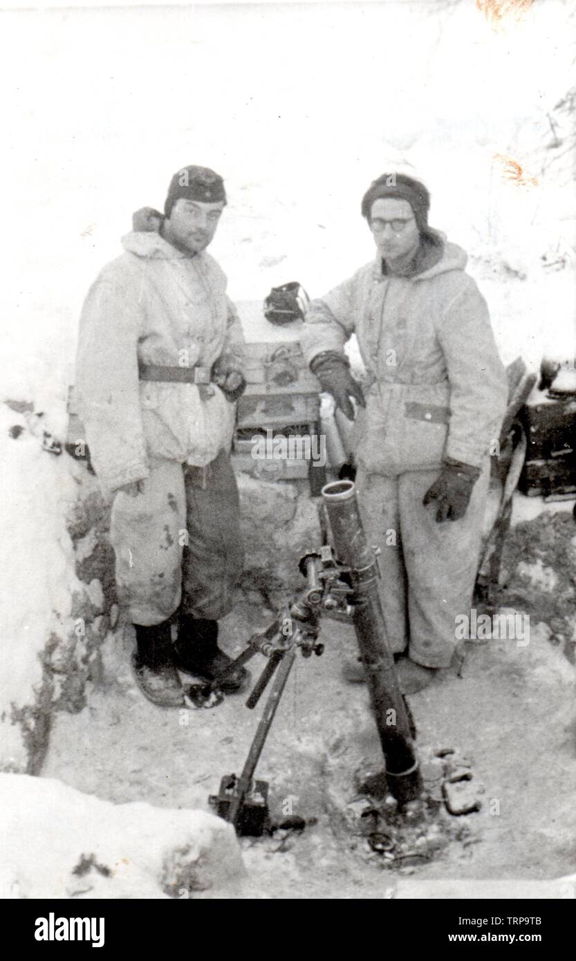 Deutsche Soldaten in Snow Camouflage in einem Graben mit Mörtel Stockfoto