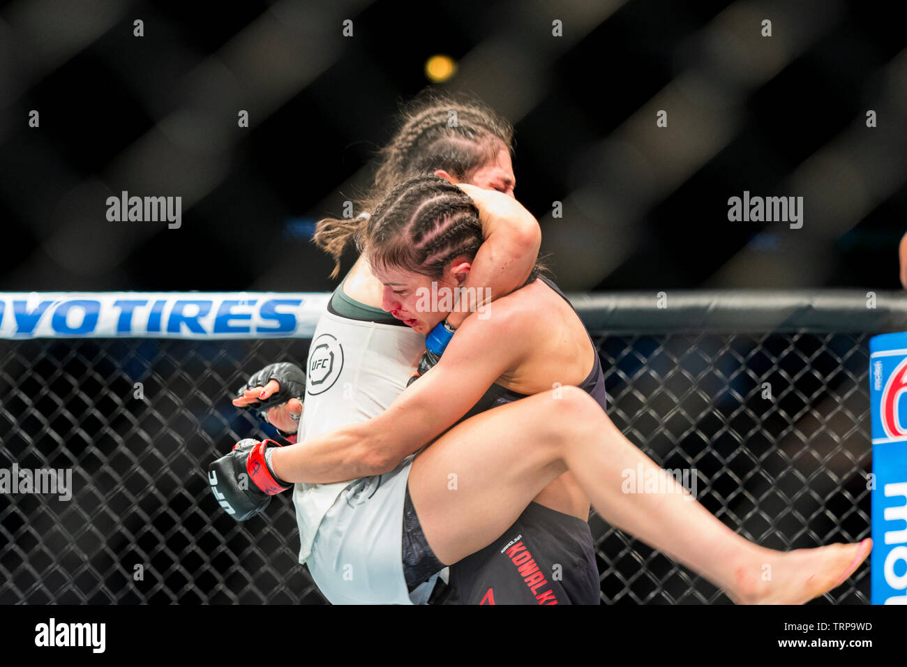 Chicago, IL, Vereinigte Staaten - 8. Juni 2019: Karolina Kowalkiewicz Kampf gegen Alexa Grasso während der UFC 238 bei United Center. Stockfoto