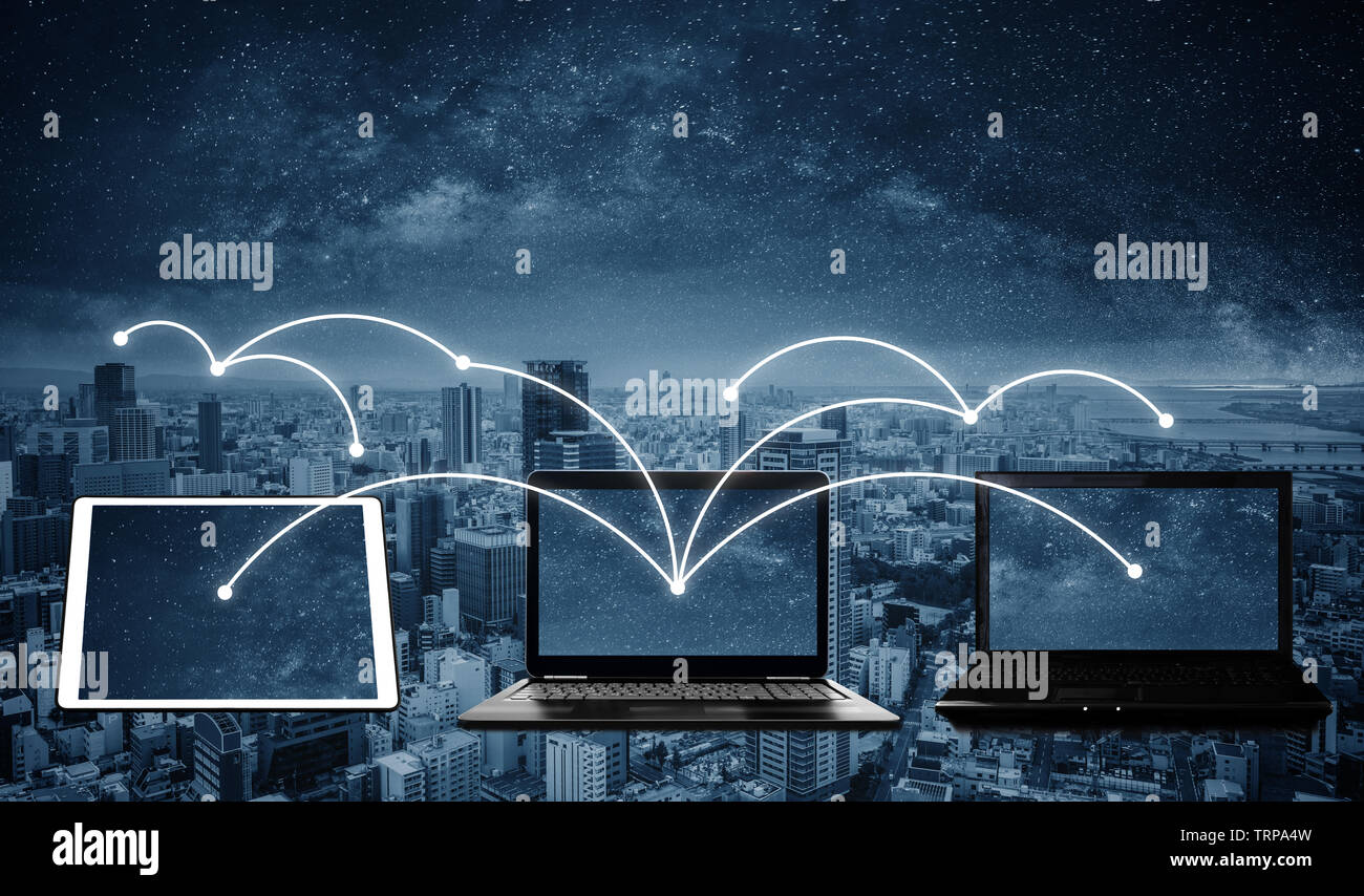 Laptop Computer mit Netzwerkverbindung und die gemeinsame Nutzung von Daten auf andere Geräte. Internet Vernetzung und Verbindung Stockfoto