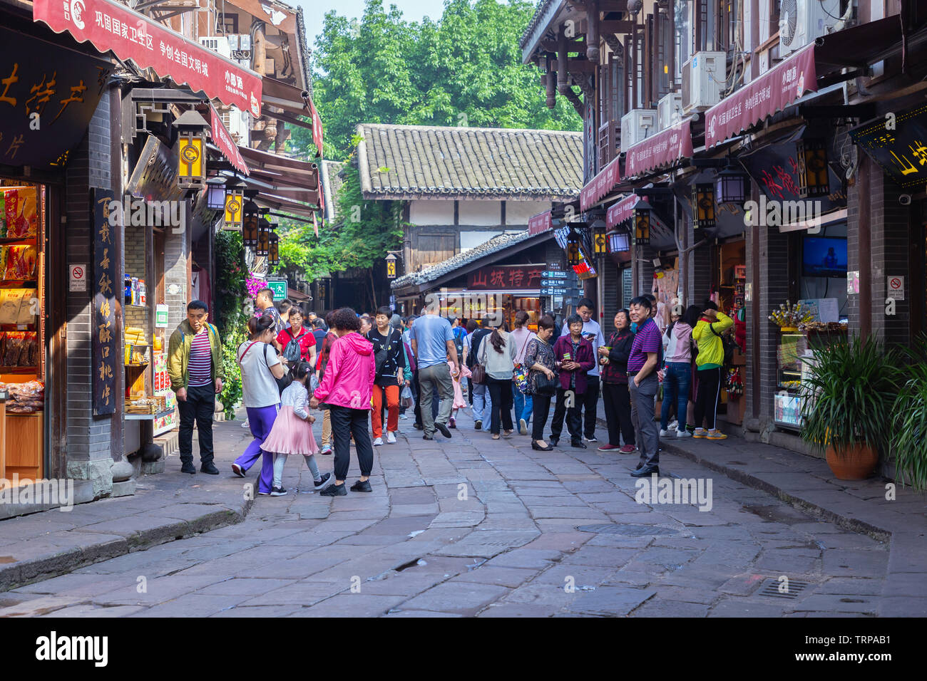 Touristen sind zu Fuß zum Einkaufen in der Altstadt Ciqikou, ein beliebtes Reiseziel. Stockfoto