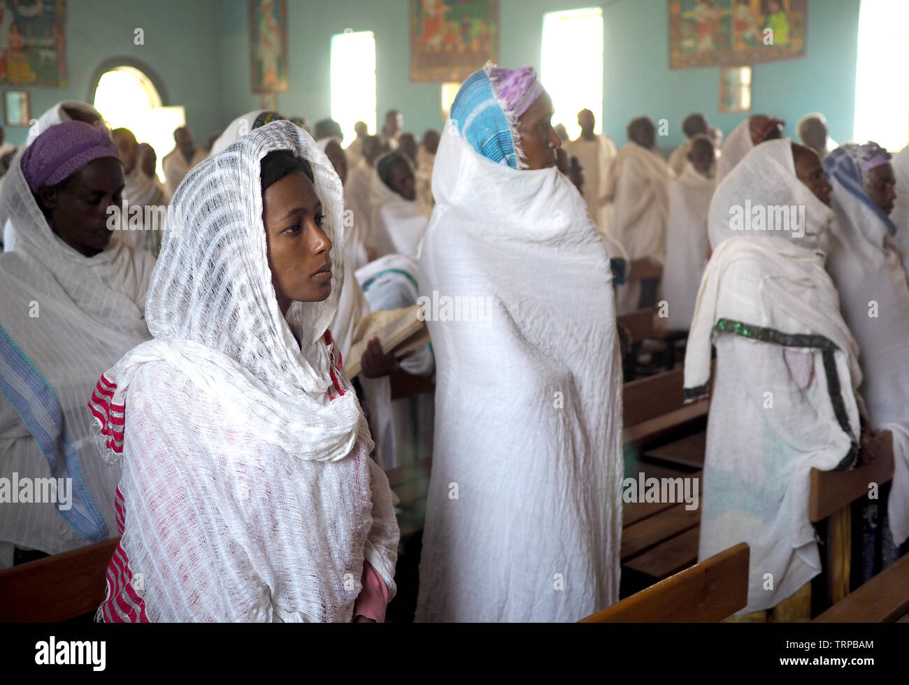 Alitena, Äthiopien - 1. Juni 2019: Männer und Frauen eine Katholische Messe in einem äthiopischen Kirche Stockfoto