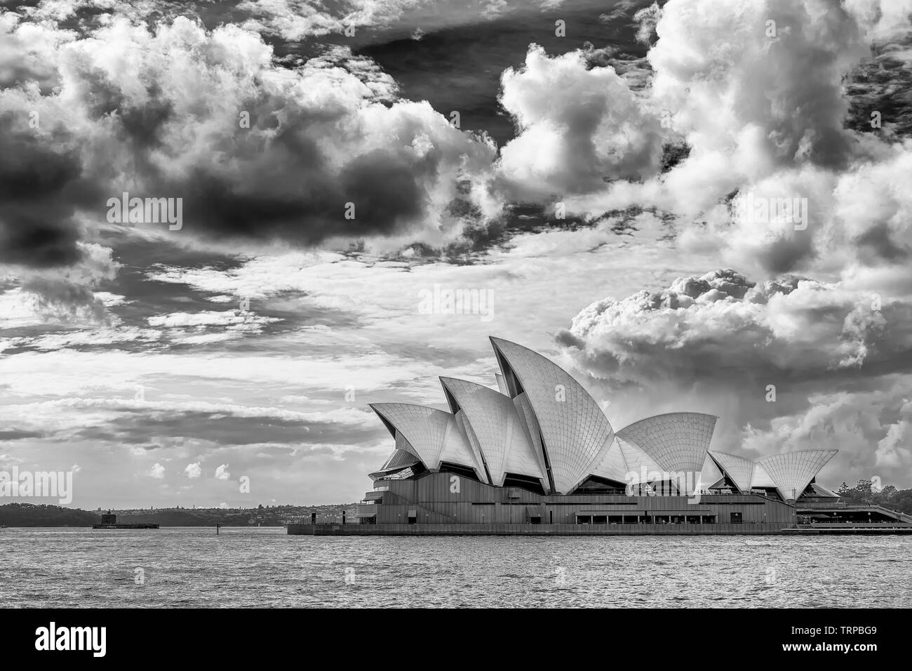 Schöner Blick auf das Sydney Opera House in Schwarz und Weiß vor einem dramatischen Himmel, Australien Stockfoto