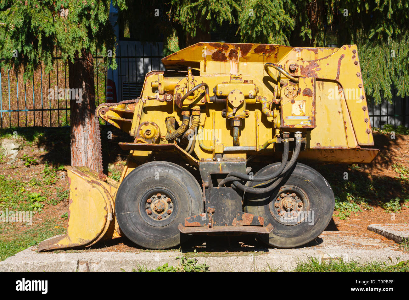 Kleine, Rusty gelb Dumper mit Lader. Alten und überholten Bergbau und heute eine lustige Fahrzeug. Stockfoto