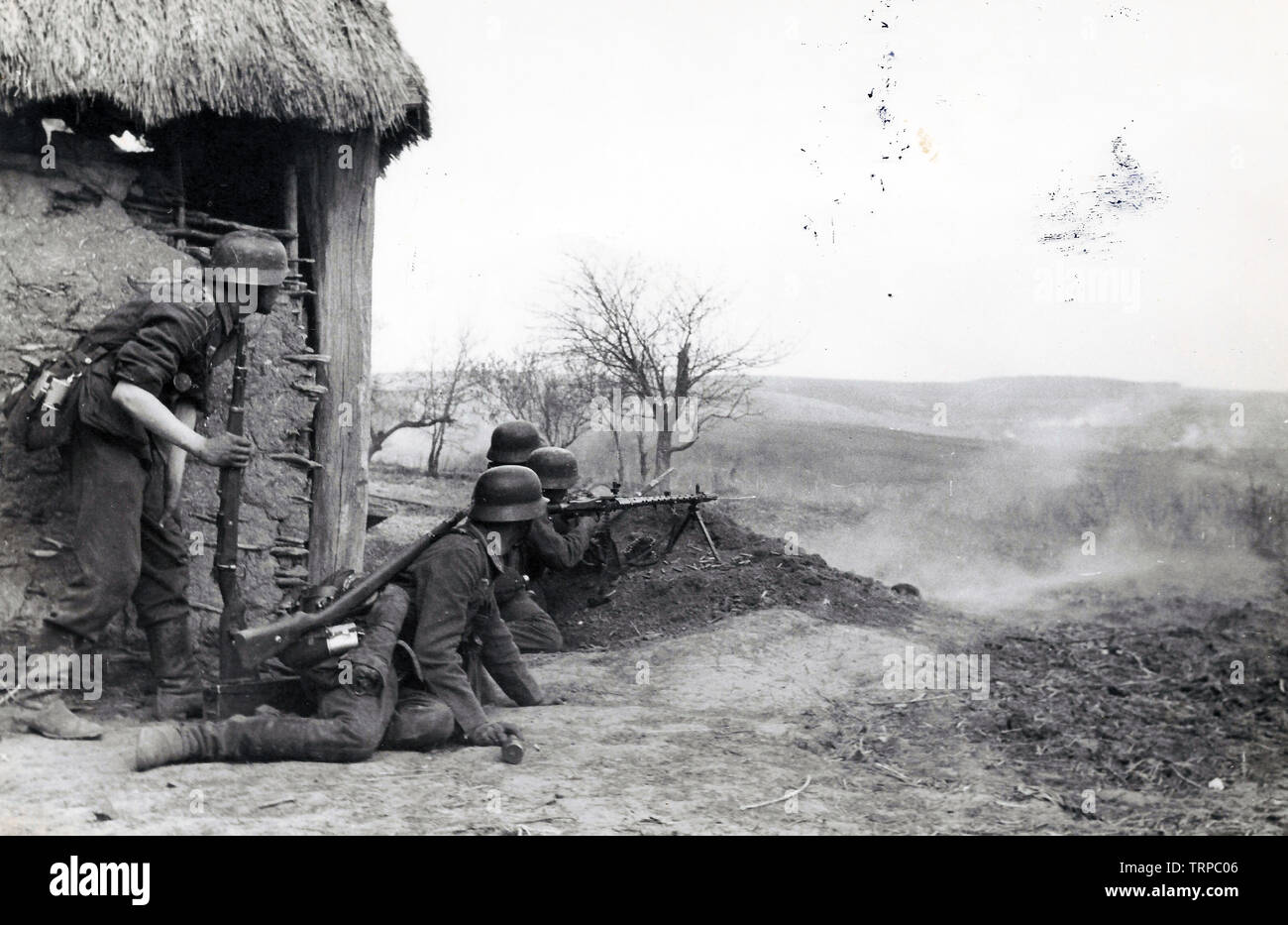 Deutsche Soldaten Feuer ein MG an der russischen Front 1941 Stockfoto