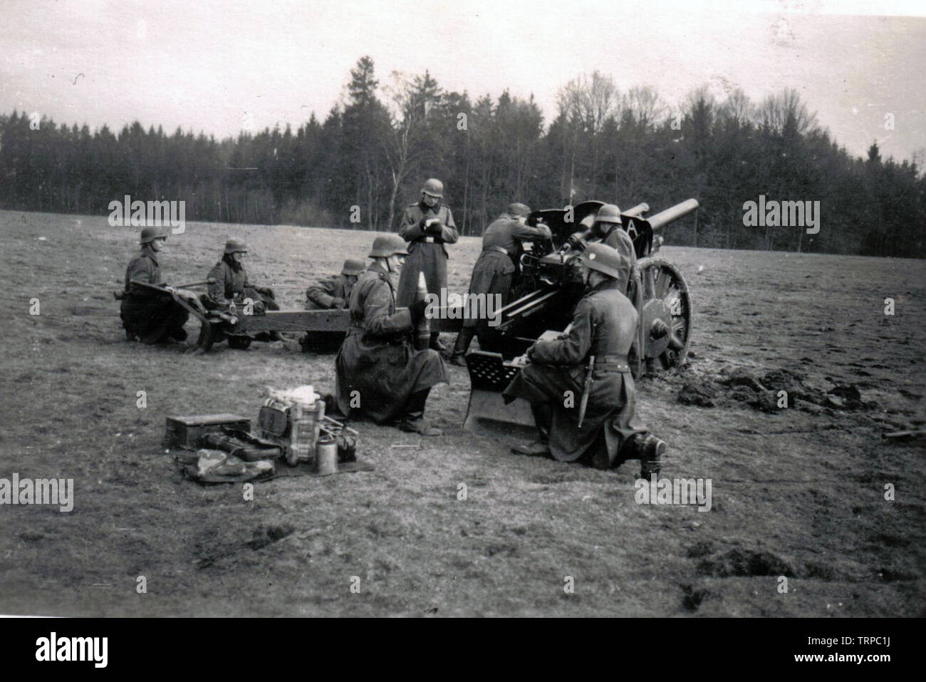 Deutsche Soldaten trainieren auf einem Lichtfeld haubitze ich Deutschland 1940 Stockfoto
