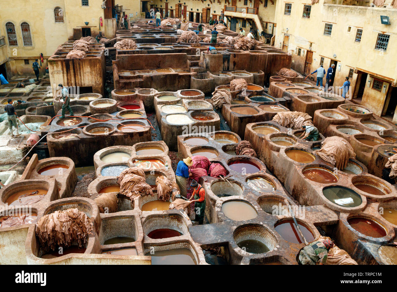 Innenhof mit Becken und Arbeitnehmern herstellen und Färben von Leder in traditioneller Weise an der Chouara Gerberei. Fez, Marokko. Stockfoto