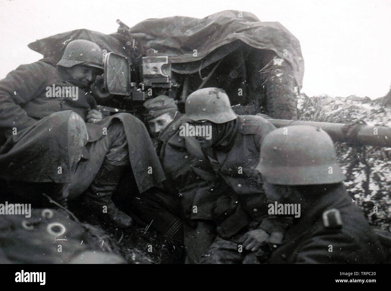 Deutsche Soldaten Unordnung hinter Anti Tank Gun harte Winter Winde im Winter 1941 an der russischen Front zu vermeiden. Stockfoto