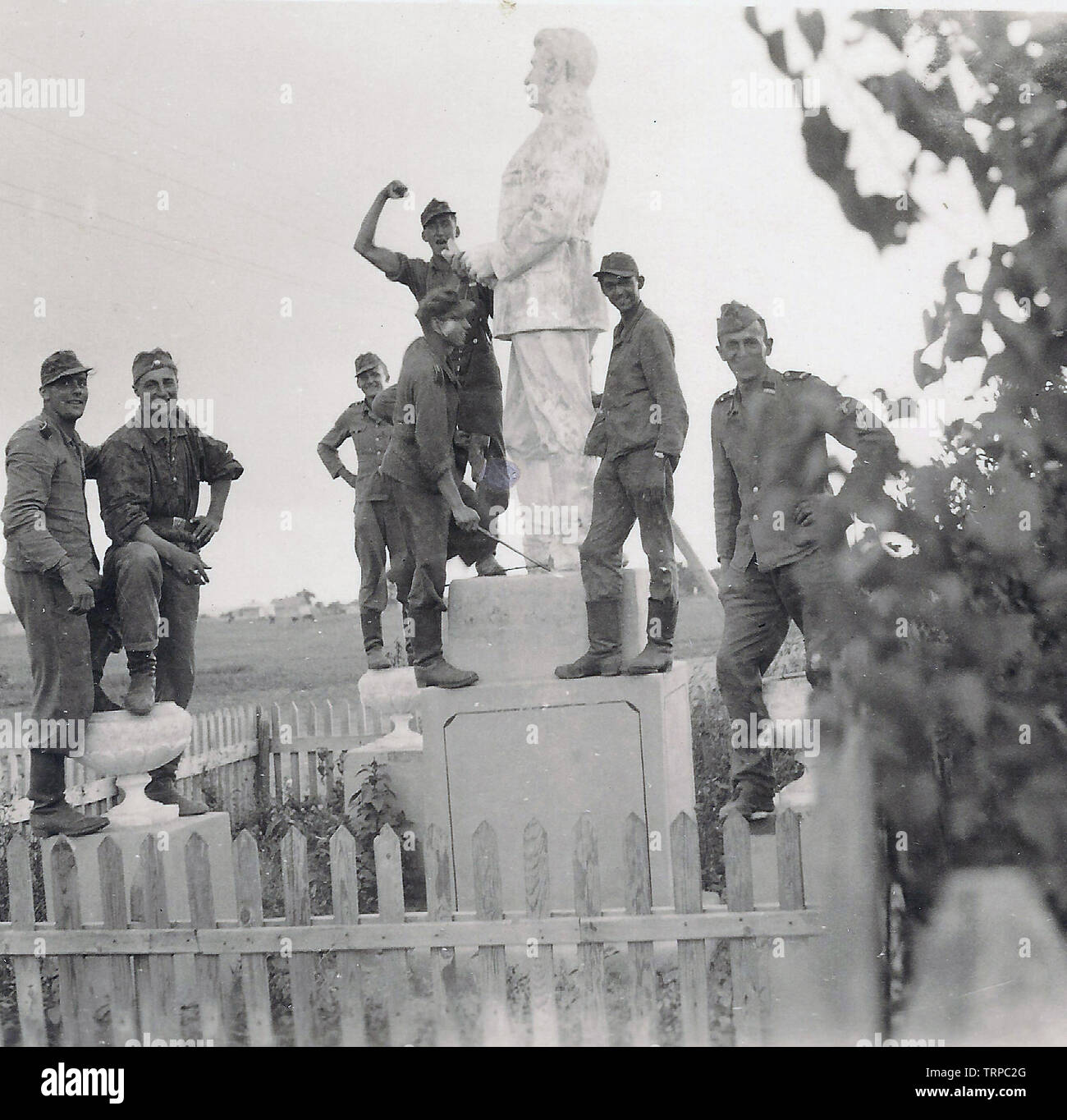 Männer von der Waffen-SS-Division Wiking die Erfassung eines Stalin Statue im südlichen Russland 1942 feiern Stockfoto