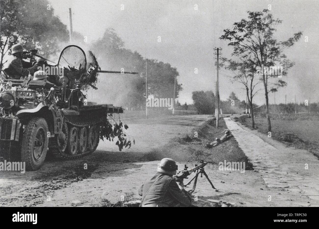 Deutsche Soldaten, die im Rahmen des Feuerschutz von Licht Flack und MG-Feuer an der russischen Front während der Operation Barbarossa Stockfoto