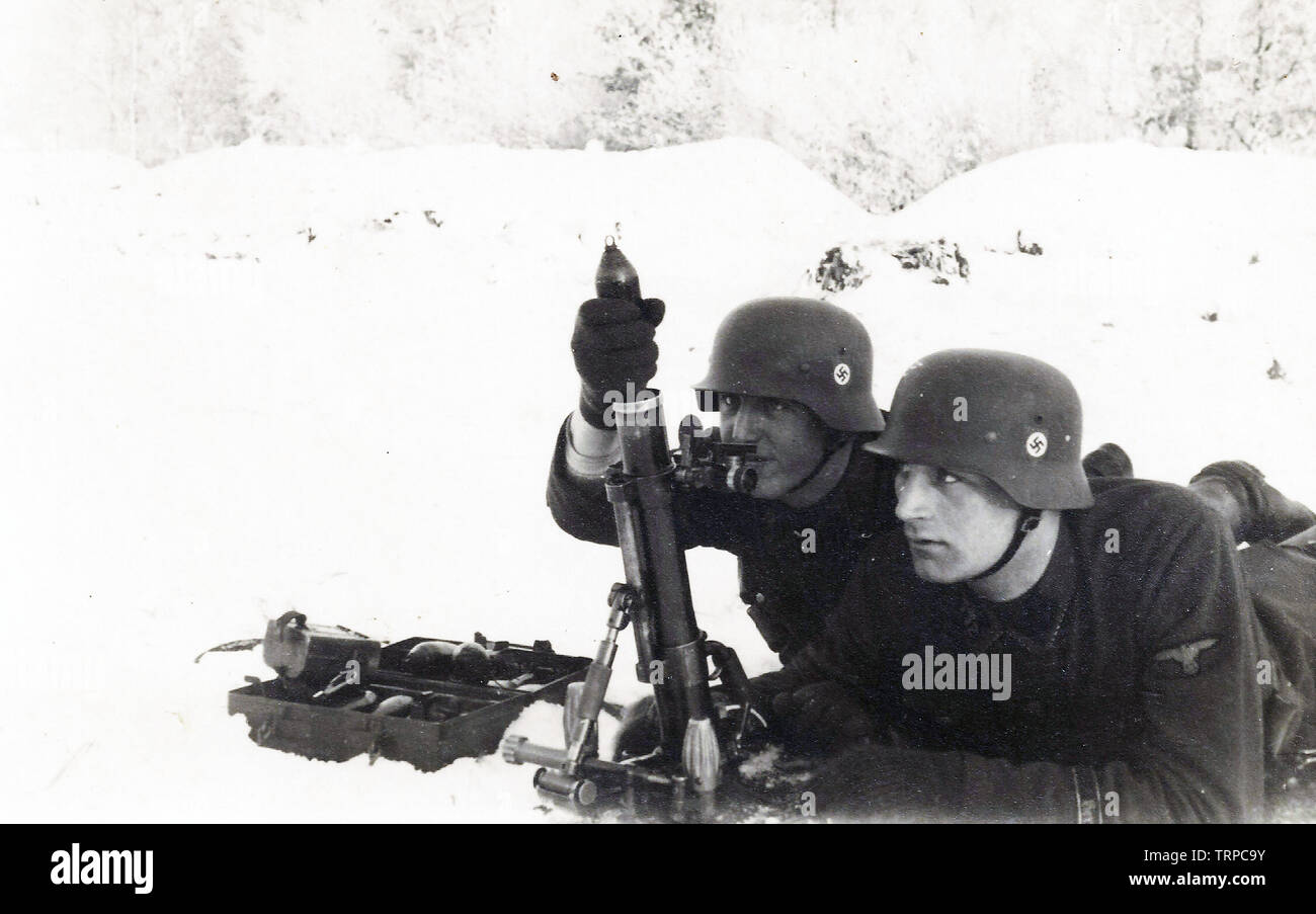 Waffen-SS-Männer laden ein 50 mm Mörser während eines Trainings exersize in Deutschland 1940 Die 50 mm Mörser war der Standard licht Mörtel für die Wehrmacht und Waffen-SS während des Zweiten Weltkriegs Stockfoto