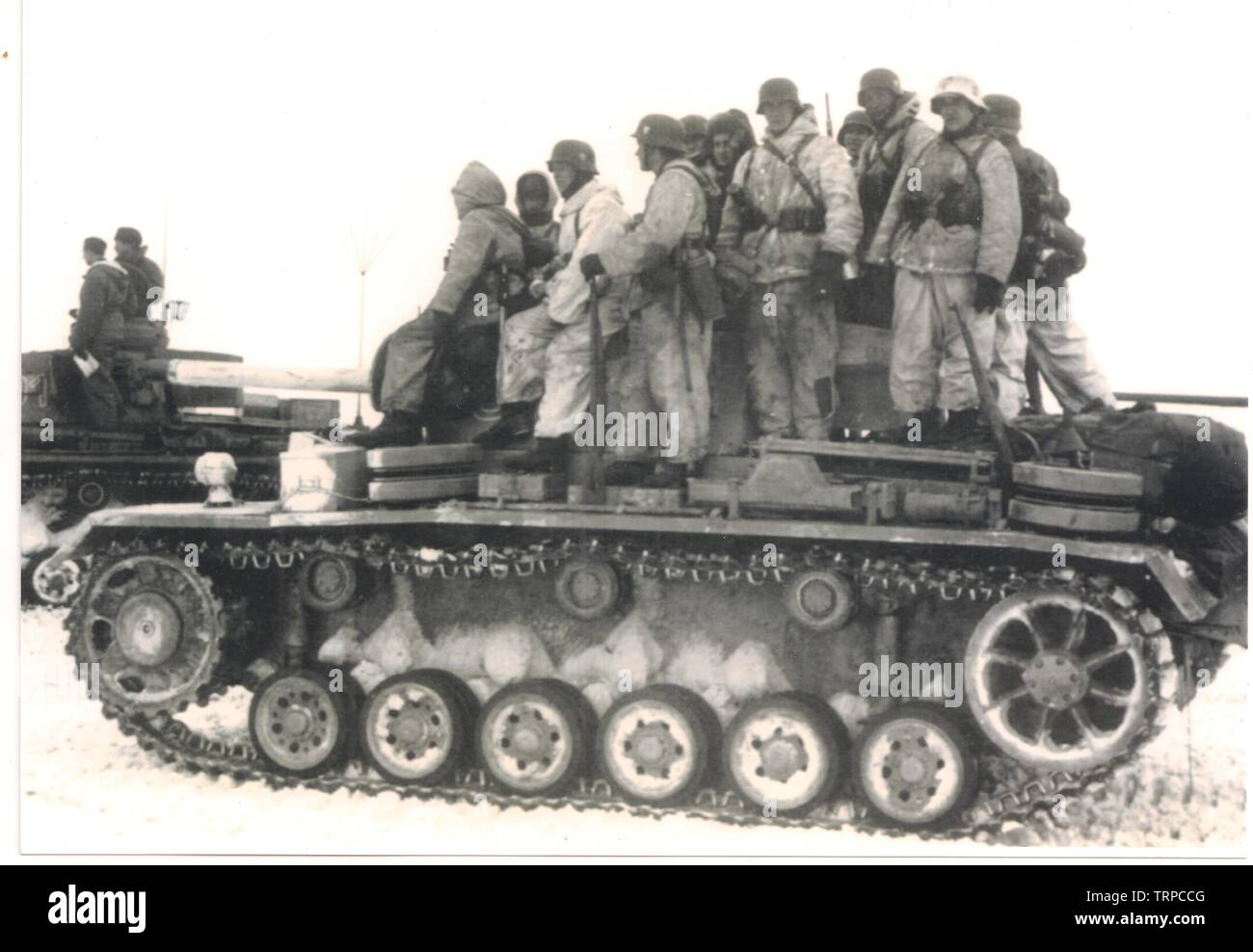 Deutsche Soldaten/Waffen-SS im Winter weißen Parkas Fahrt auf einem Panzer Panzer III während der Schlacht um Charkow 1943 an der russischen Front Stockfoto