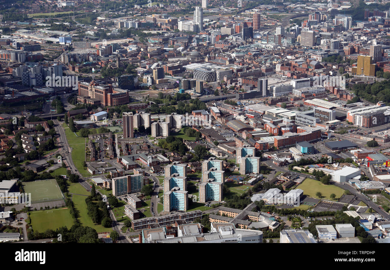 Luftbild des Blocks bei Lindsey Road & Lindsey Gärten in Richtung Leeds City Centre Skyline suchen, Leeds 9. Stockfoto