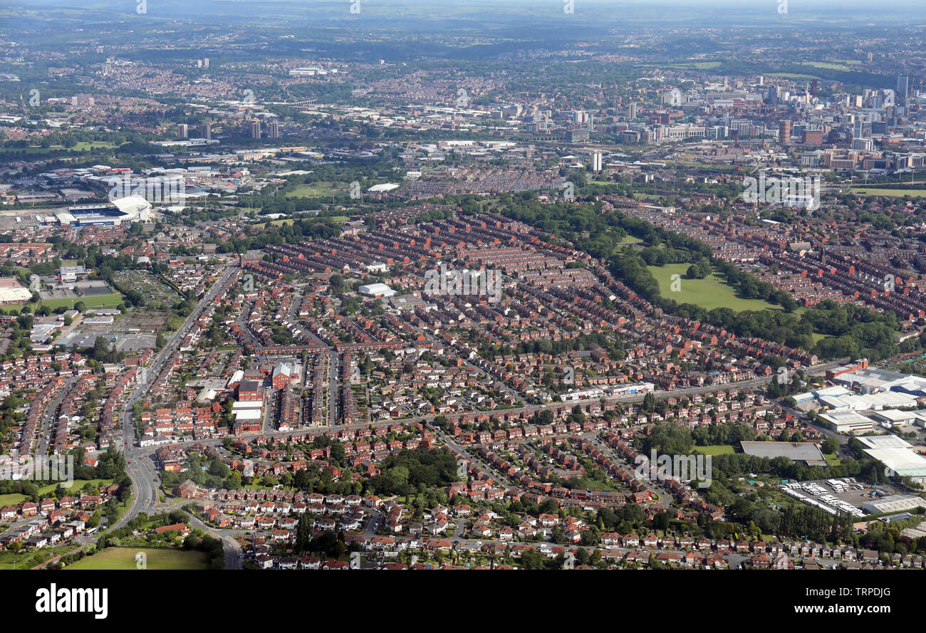 Luftaufnahme von Beeston und Leeds Stadtzentrum Skyline von südlich der A653 Dewsbury, West Yorkshire Stockfoto