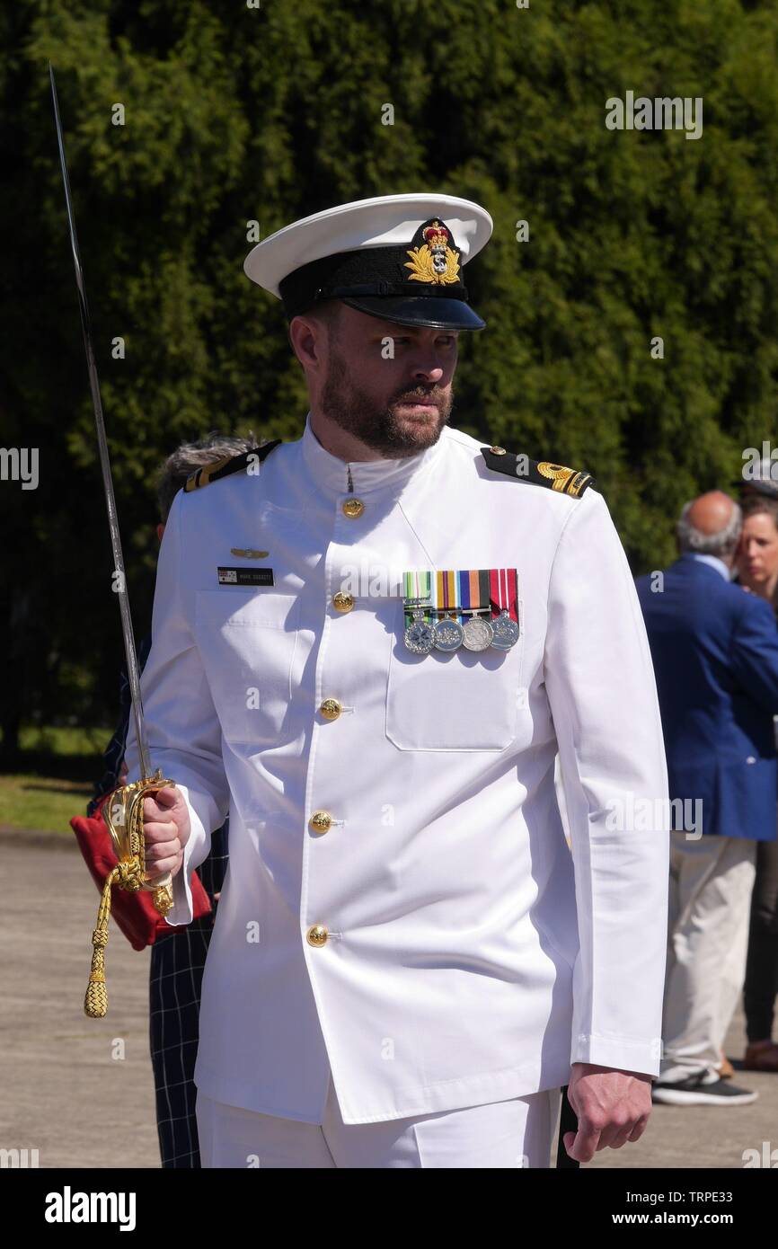 Bart, der Australischen Marine Offizier tragen weiße Uniform, mit Schwert in der Erinnerung Tag der Zeremonie am Armistice Day bis März. Stockfoto