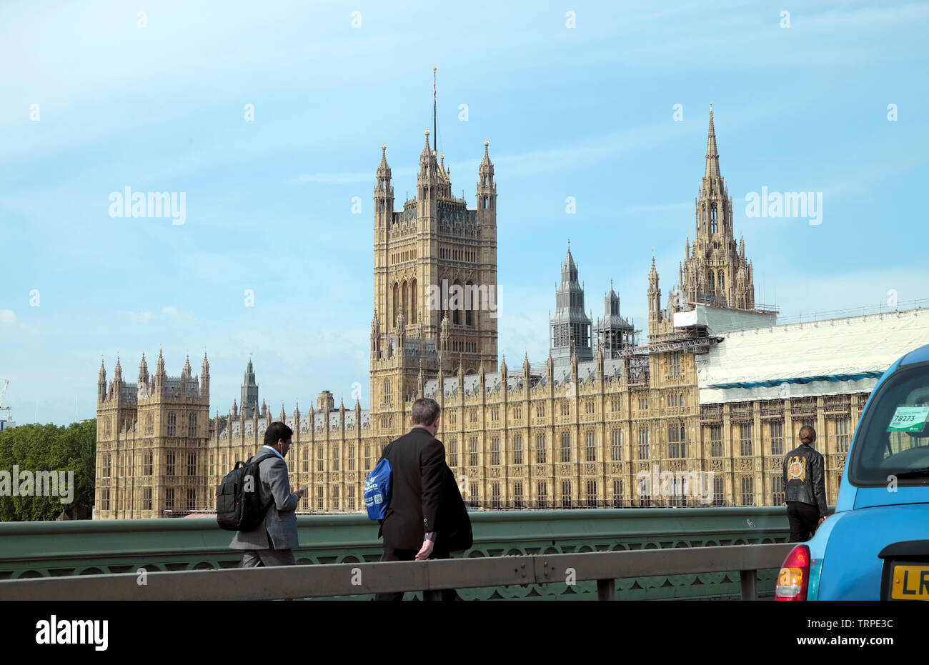 Blick auf die Häuser des Parlaments & Fußgänger gehen auf die Westminster Bridge neben Barriere Stadt von Westminster, London England UK KATHY DEWITT Stockfoto