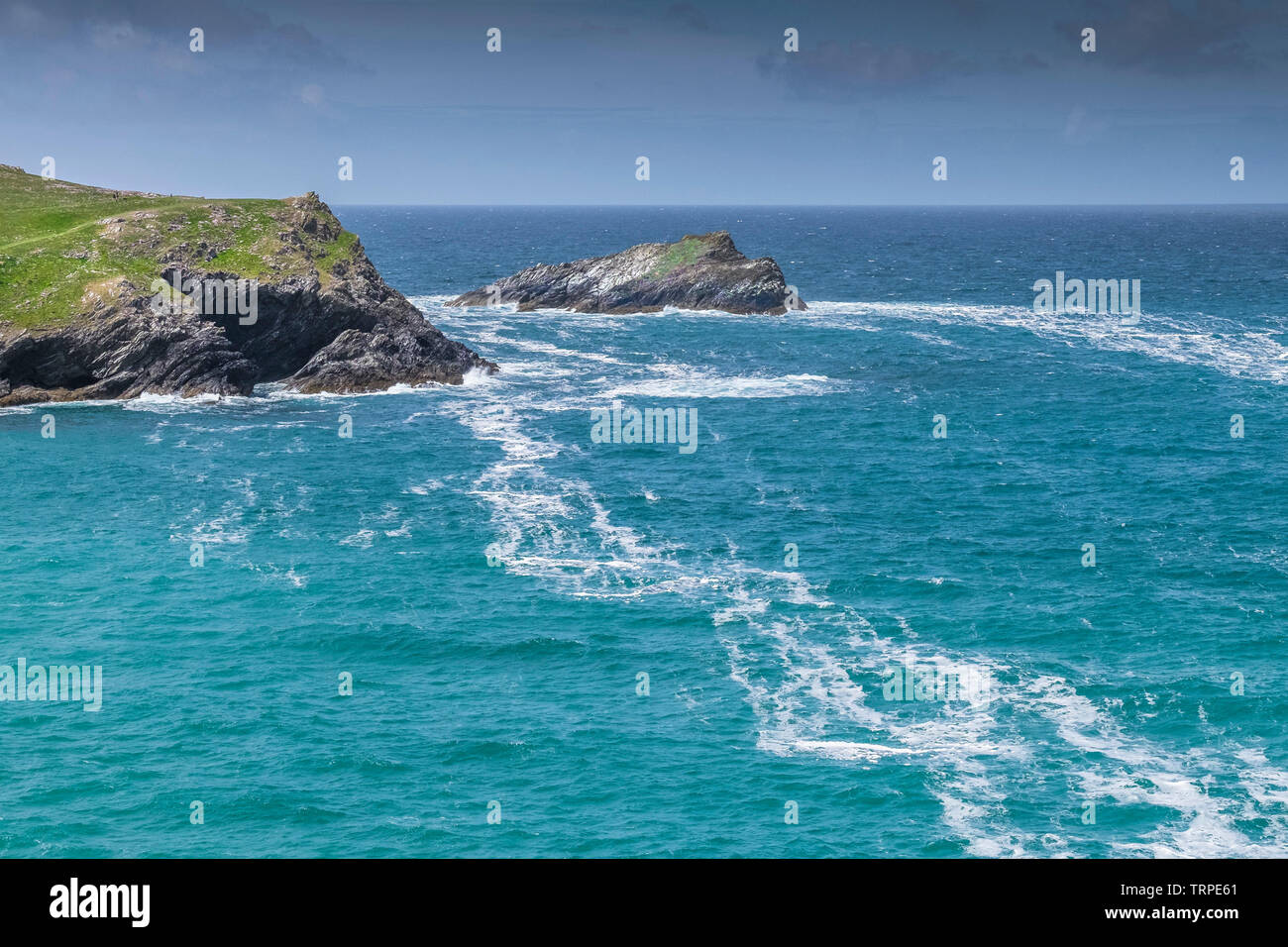 Das Küken, einer felsigen Insel aus Kelsey Kopf an der Küste von North Cornwall. Stockfoto