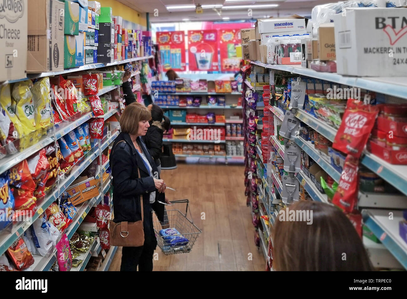 Billige Waren zum Verkauf in einem Poundland Store in London am 9. Juni 2019. Stockfoto