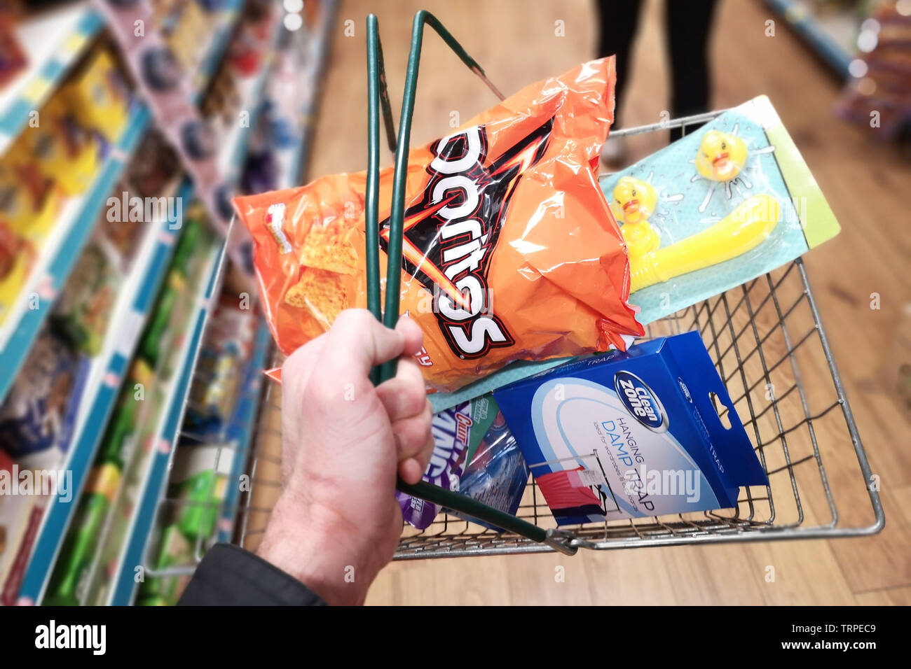 Billige Waren zum Verkauf in einem Poundland Store in London am 9. Juni 2019. Stockfoto