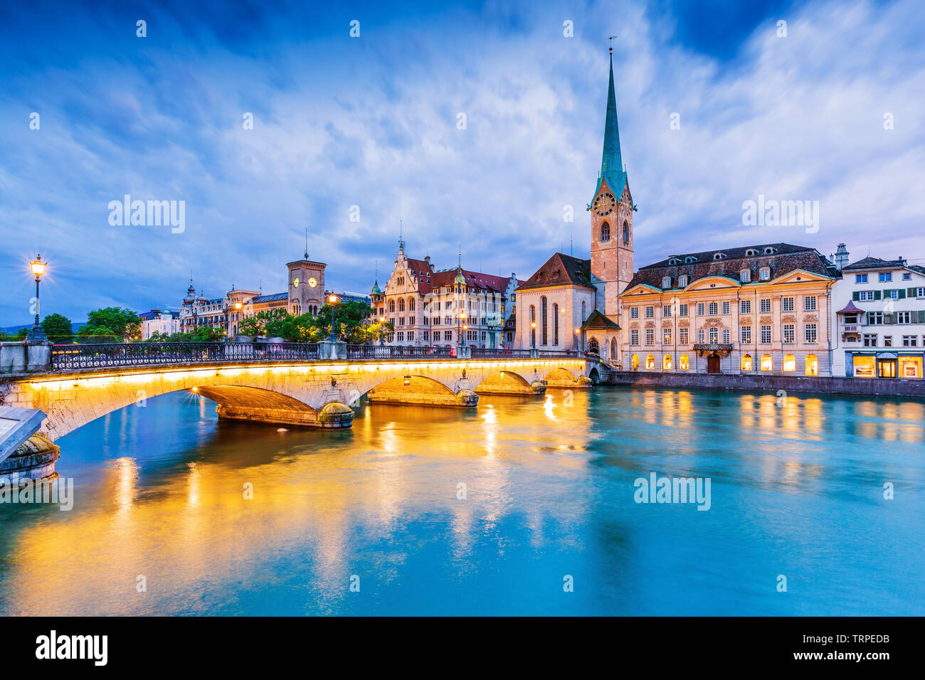 Zürich, Schweiz. Blick auf die historische Innenstadt mit dem berühmten Fraumunster Church, an der Limmat. Stockfoto