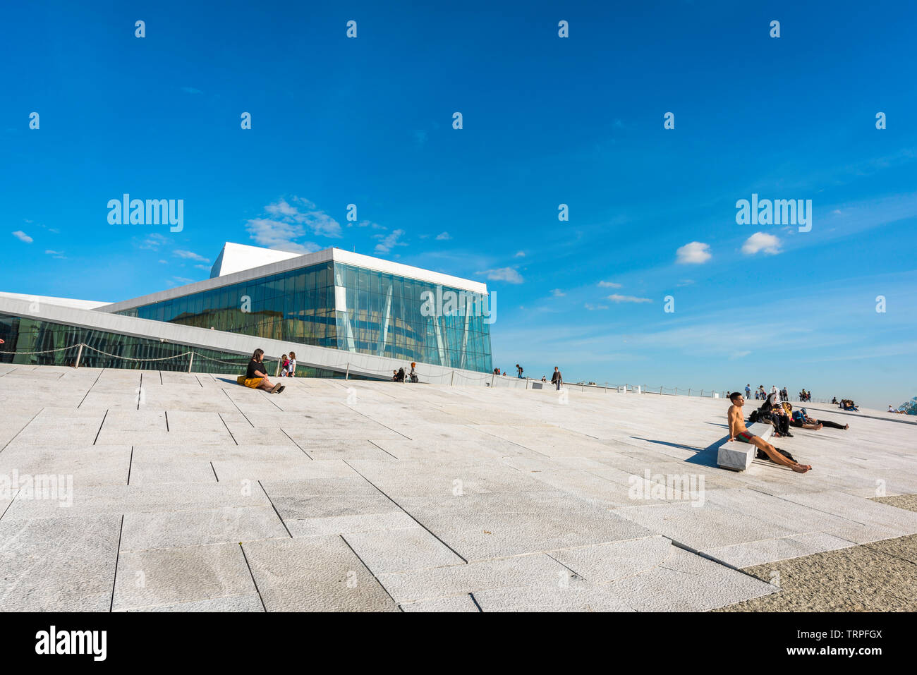 Oper Oslo, Aussicht im Sommer von Menschen Sonnenbaden entlang der Uferpromenade concourse der Oper Oslo, Norwegen. Stockfoto