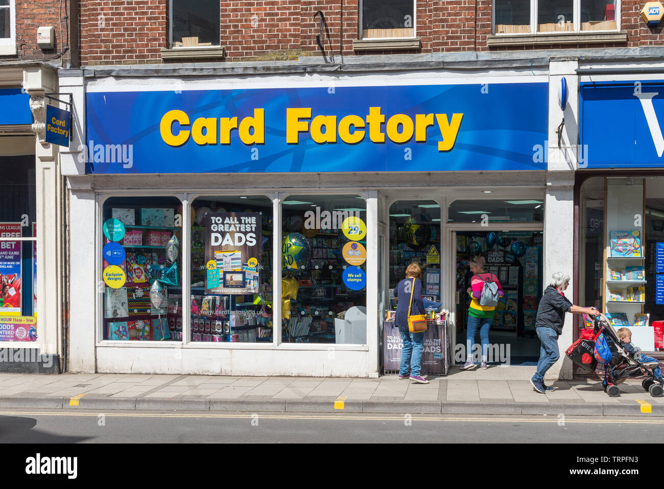 Card Factory Einzelhandelsgeschäft in der High Street, Tewkesbury, der verkauft Grußkarten Stockfoto