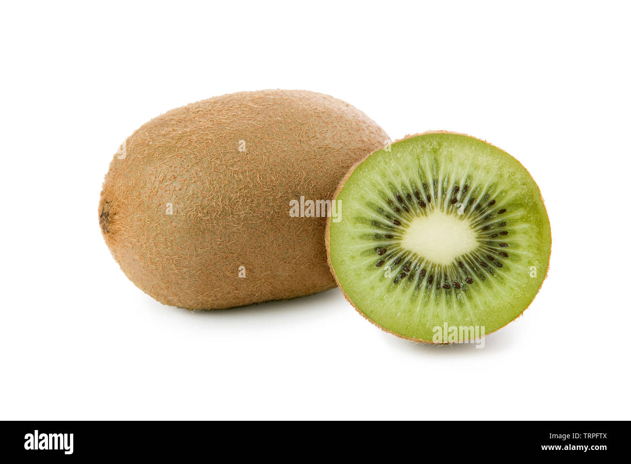Kiwis in Scheiben geschnitten auf einem weißen Hintergrund. Stockfoto
