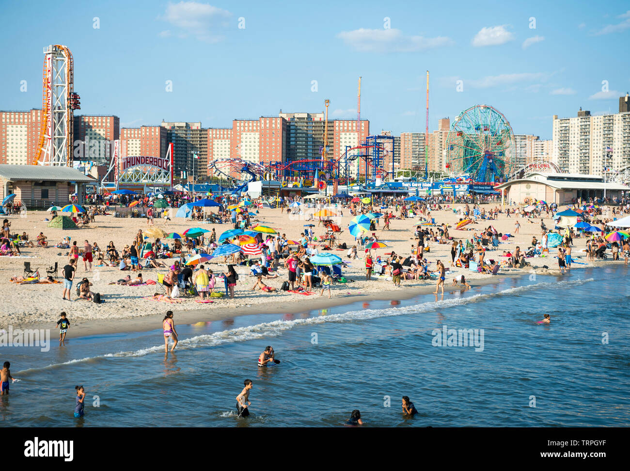 NEW YORK CITY - 20. AUGUST 2017: Massen von Menschen zum Strand und zum Boardwalk Coney Island auf einen heißen Sommer Wochenende. Stockfoto