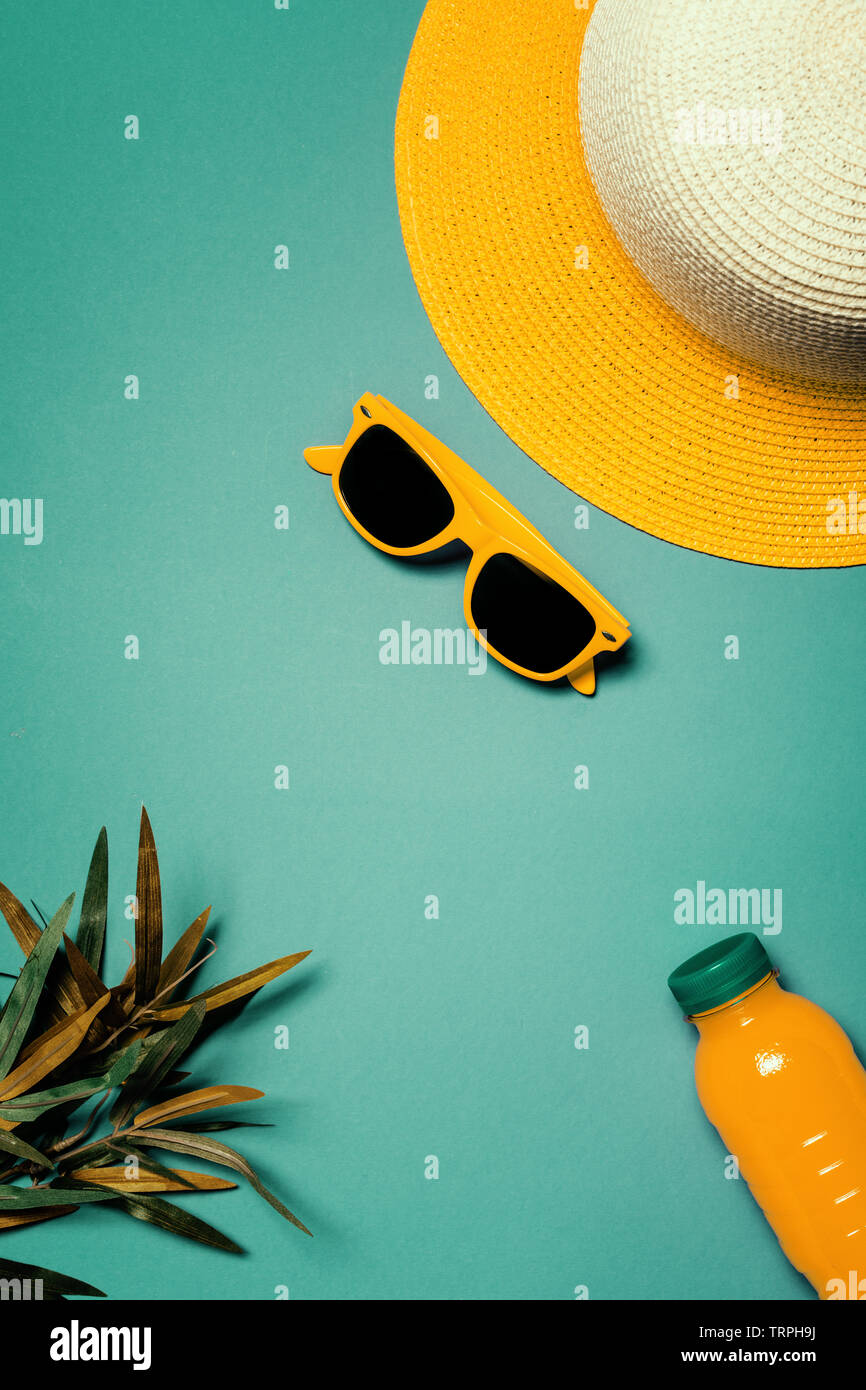 Stroh Hut und Sonnenbrille im Sommer Urlaub Konzept, flach Top View Stockfoto