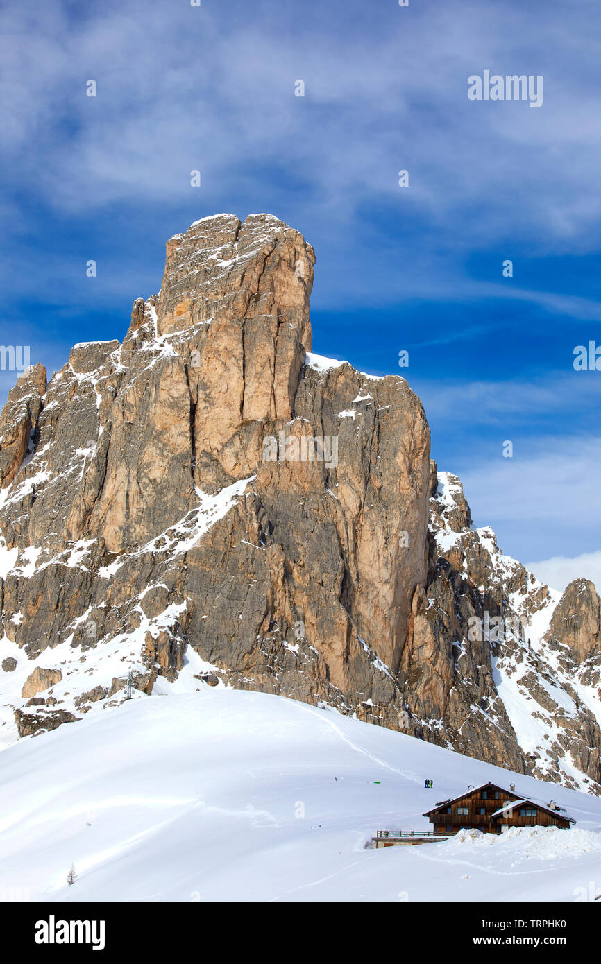 Chalet in den Dolomiten Berge von Schnee bedeckt, Provinz Belluno, Italien Stockfoto