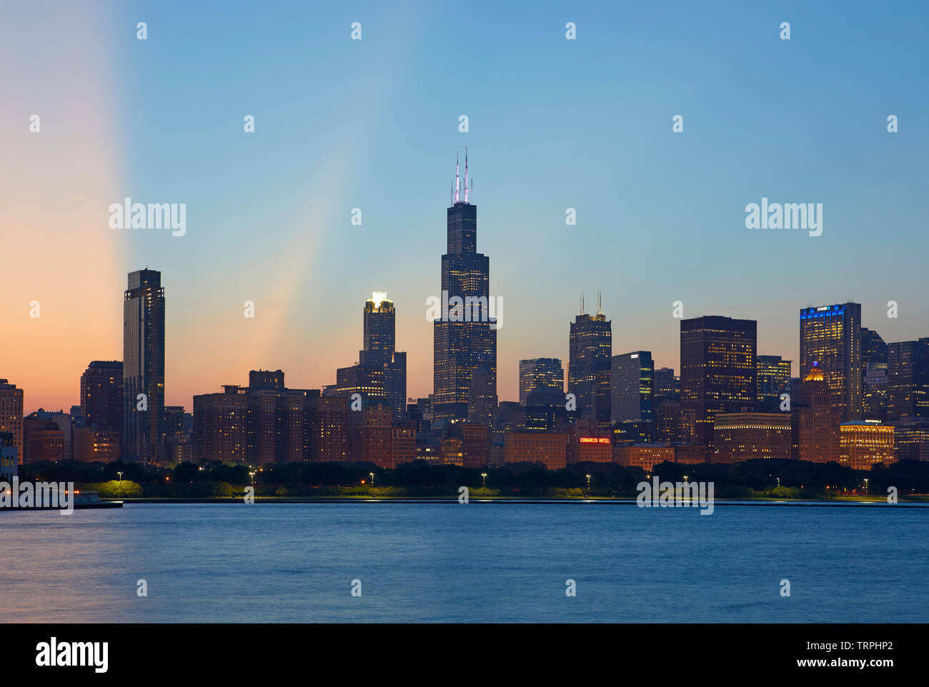 Skyline von Chicago bei Sonnenuntergang, Chicago, Illinois, United States Stockfoto