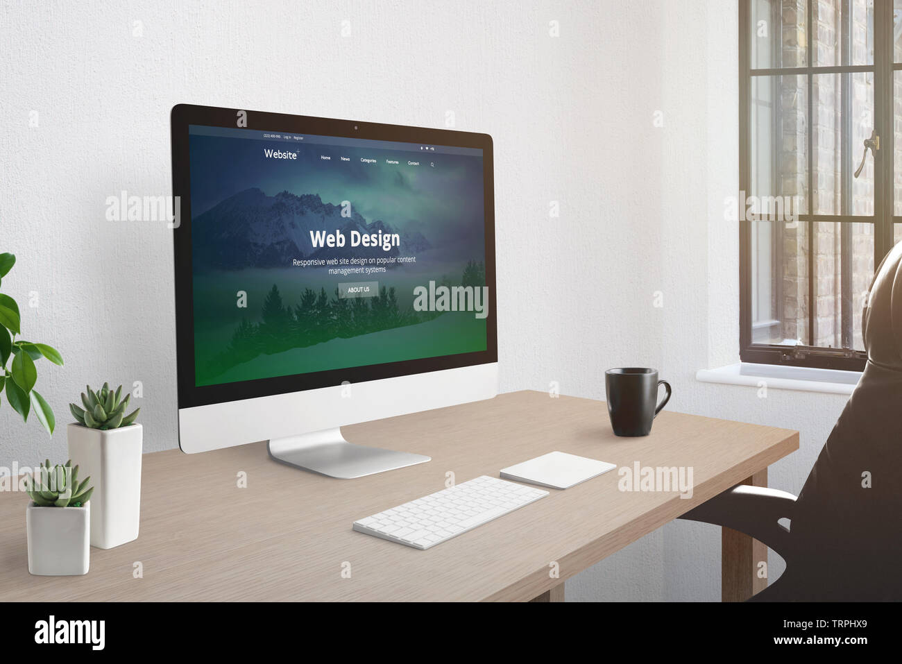 Web Design Studio office Konzept. Computer Display mit der Präsentation im Web auf dem Schreibtisch. Tastatur, Tasse Kaffee, Pflanzen neben. Stockfoto