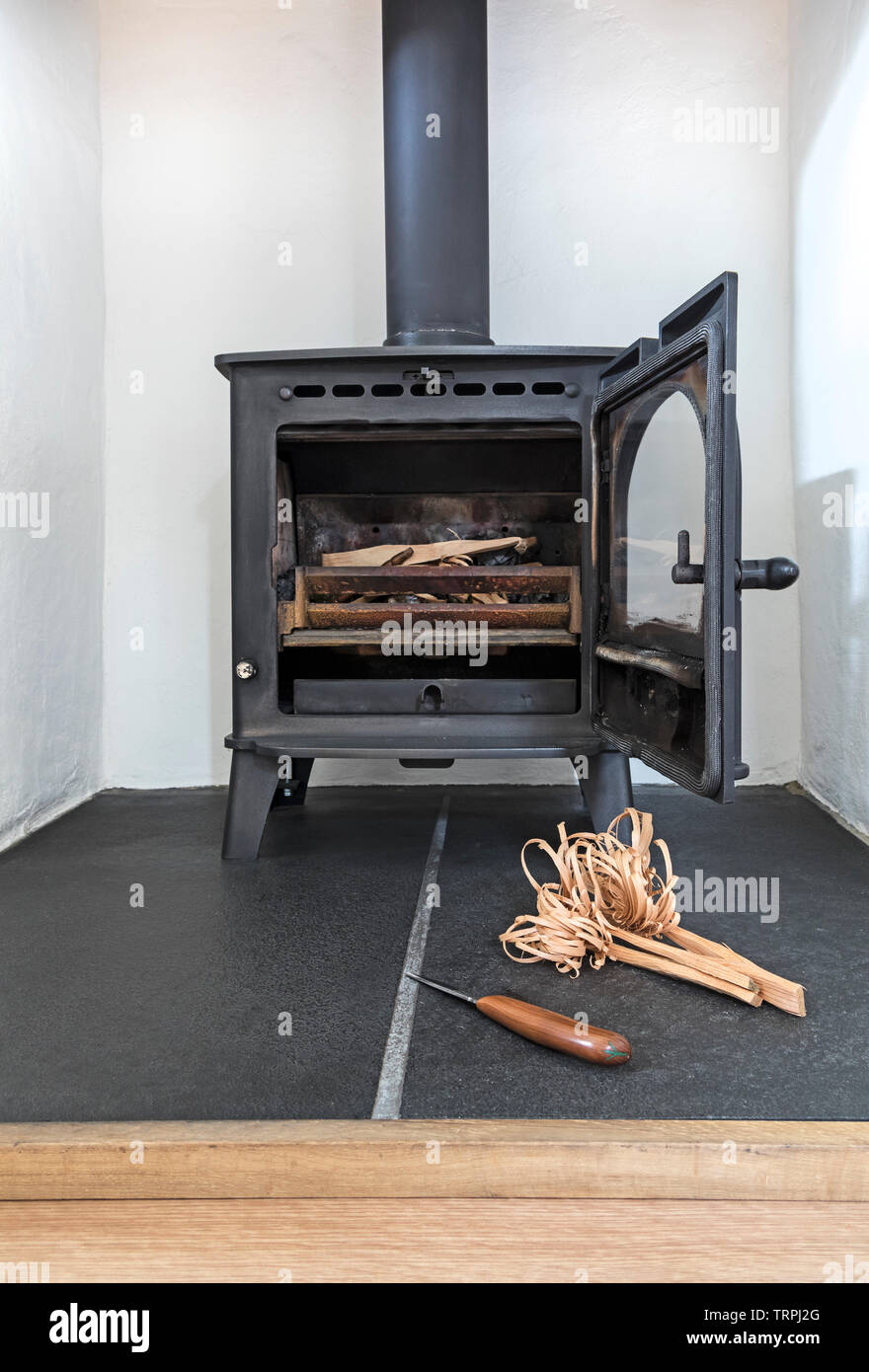 Holz verbrennen/Multi-Fuel Kocher mit Feather Sticks als das Anzünden von Feuer Beleuchtung, Großbritannien Stockfoto